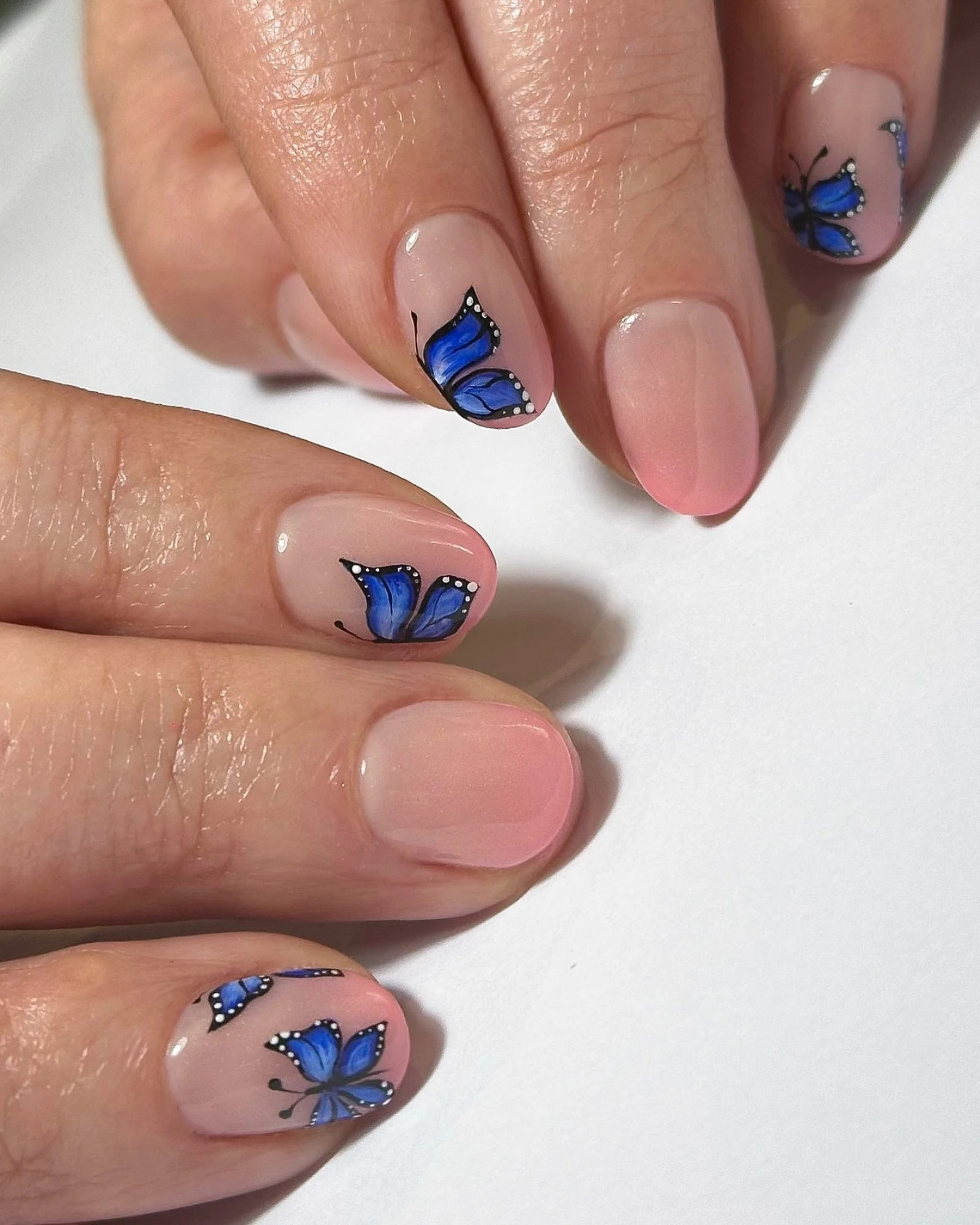 Манікюр із метеликом – легкий дизайн із фольгою